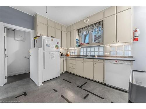 371 Niagara Street, Welland, ON - Indoor Photo Showing Kitchen With Double Sink