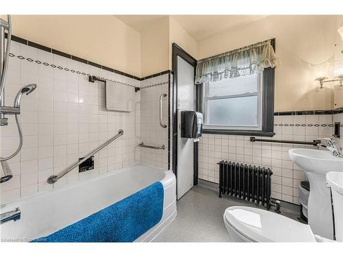 371 Niagara Street, Welland, ON - Indoor Photo Showing Bathroom