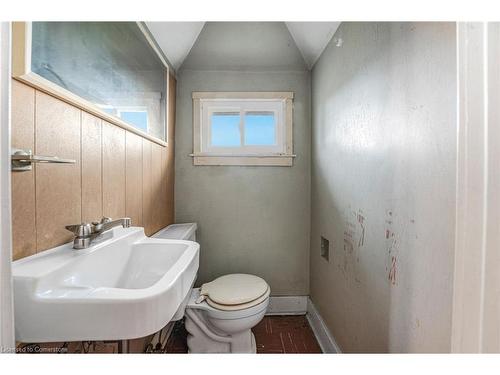 371 Niagara Street, Welland, ON - Indoor Photo Showing Bathroom