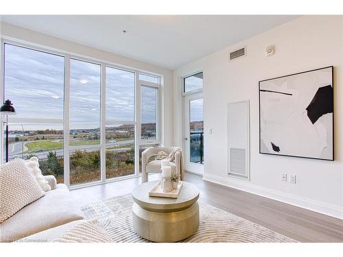 519-16 Concord Place, Grimsby, ON - Indoor Photo Showing Living Room