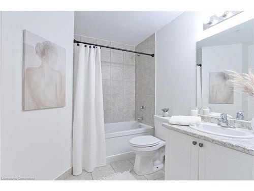 519-16 Concord Place, Grimsby, ON - Indoor Photo Showing Bathroom