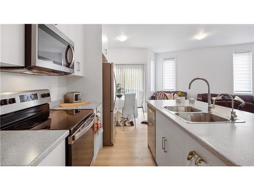 31-1465 Station Street, Fonthill, ON - Indoor Photo Showing Kitchen With Double Sink With Upgraded Kitchen