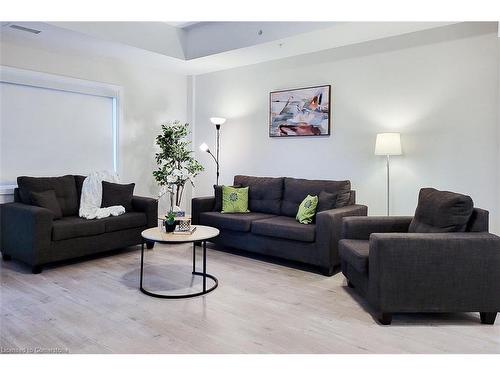 308-4514 Ontario Street, Beamsville, ON - Indoor Photo Showing Living Room