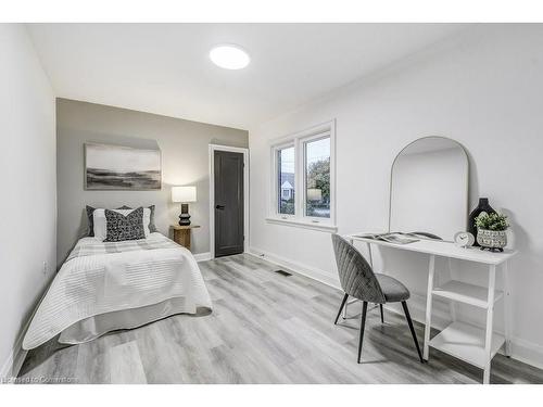 122 Kenilworth Avenue S, Hamilton, ON - Indoor Photo Showing Bedroom