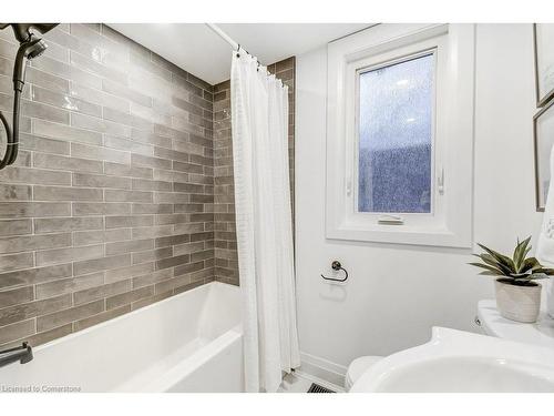 122 Kenilworth Avenue S, Hamilton, ON - Indoor Photo Showing Bathroom