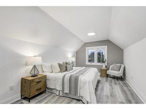 122 Kenilworth Avenue S, Hamilton, ON - Indoor Photo Showing Bedroom