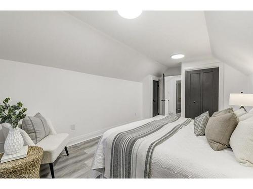 122 Kenilworth Avenue S, Hamilton, ON - Indoor Photo Showing Bedroom