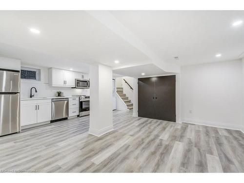 122 Kenilworth Avenue S, Hamilton, ON - Indoor Photo Showing Kitchen