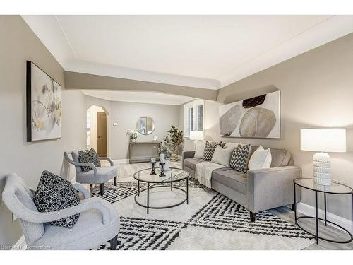 122 Kenilworth Avenue S, Hamilton, ON - Indoor Photo Showing Living Room