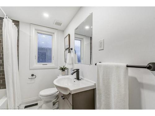 122 Kenilworth Avenue S, Hamilton, ON - Indoor Photo Showing Bathroom