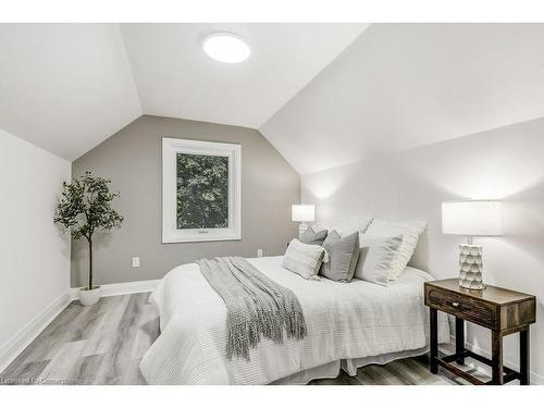 122 Kenilworth Avenue S, Hamilton, ON - Indoor Photo Showing Bedroom