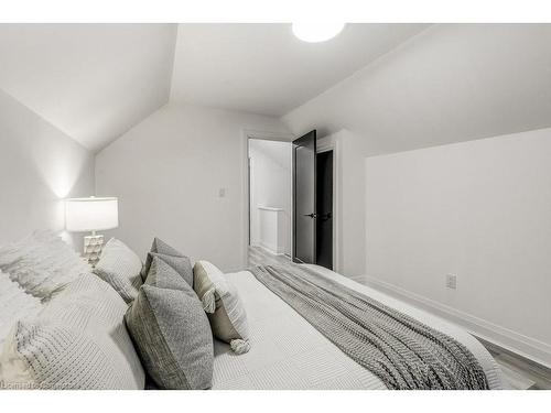 122 Kenilworth Avenue S, Hamilton, ON - Indoor Photo Showing Bedroom