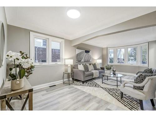 122 Kenilworth Avenue S, Hamilton, ON - Indoor Photo Showing Living Room