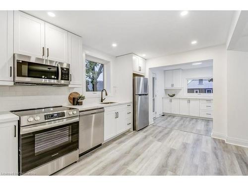 122 Kenilworth Avenue S, Hamilton, ON - Indoor Photo Showing Kitchen