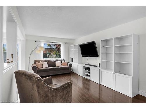 4116 Ashby Drive, Beamsville, ON - Indoor Photo Showing Living Room