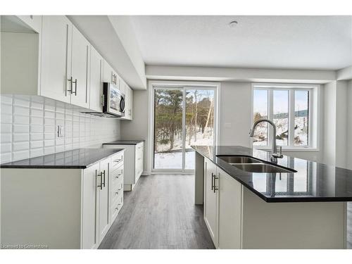 62-10 Birmingham Drive, Cambridge, ON - Indoor Photo Showing Kitchen With Double Sink With Upgraded Kitchen