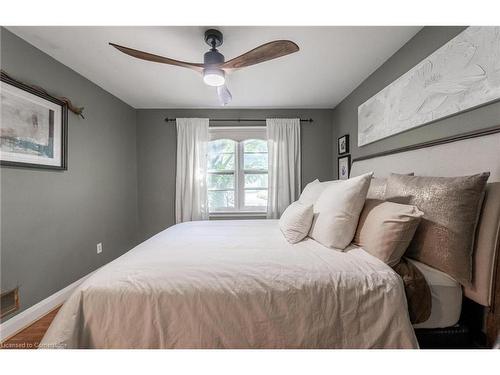 31 Academy Street, Ancaster, ON - Indoor Photo Showing Bedroom