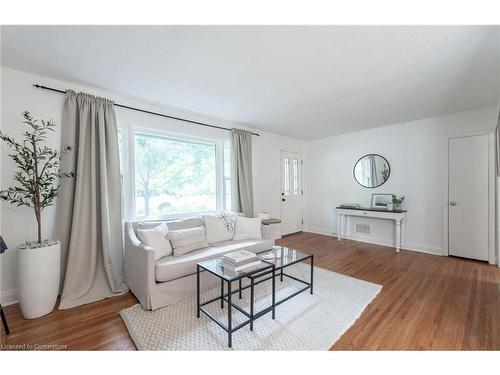 31 Academy Street, Ancaster, ON - Indoor Photo Showing Living Room