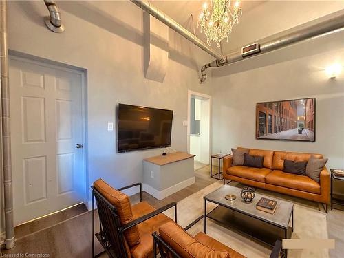 C-49 Victoria Avenue S, Hamilton, ON - Indoor Photo Showing Living Room