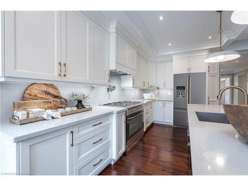 1016 North Shore Boulevard E, Burlington, ON - Indoor Photo Showing Kitchen With Upgraded Kitchen