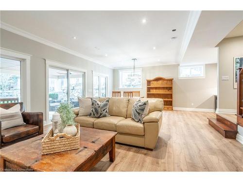 1016 North Shore Boulevard E, Burlington, ON - Indoor Photo Showing Living Room