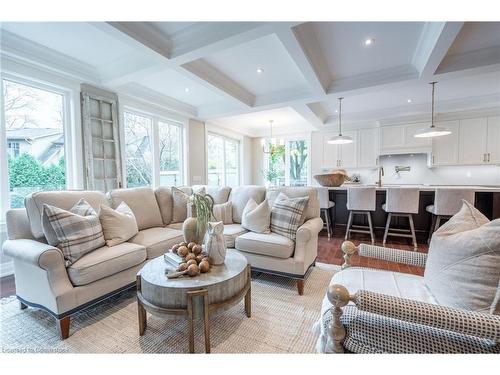 1016 North Shore Boulevard E, Burlington, ON - Indoor Photo Showing Living Room