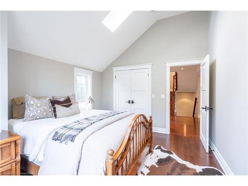 1016 North Shore Boulevard E, Burlington, ON - Indoor Photo Showing Bedroom