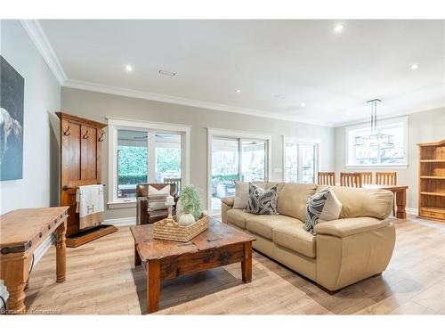 1016 North Shore Boulevard E, Burlington, ON - Indoor Photo Showing Living Room