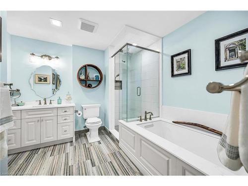 17 Sunters Court, Ancaster, ON - Indoor Photo Showing Bathroom