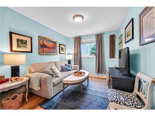 17 Sunters Court, Ancaster, ON - Indoor Photo Showing Living Room