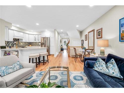 17 Sunters Court, Ancaster, ON - Indoor Photo Showing Living Room