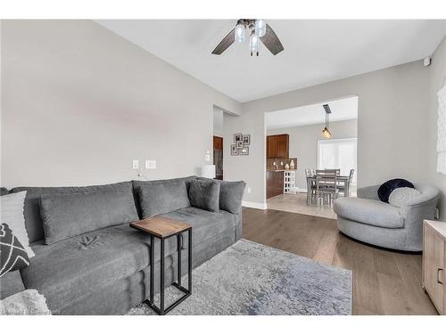 8 Saybrook Gardens, Stoney Creek, ON - Indoor Photo Showing Living Room