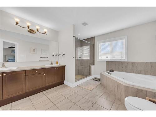 8 Saybrook Gardens, Stoney Creek, ON - Indoor Photo Showing Bathroom