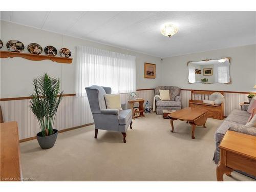 335-3033 Townline Road, Stevensville, ON - Indoor Photo Showing Living Room