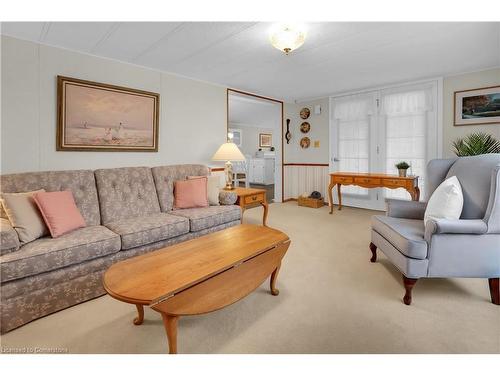 335-3033 Townline Road, Stevensville, ON - Indoor Photo Showing Living Room