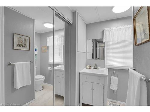 335-3033 Townline Road, Stevensville, ON - Indoor Photo Showing Bathroom