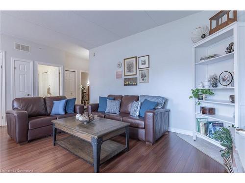 104-415 Grange Road, Guelph, ON - Indoor Photo Showing Living Room