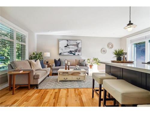 486 Lees Lane, Oakville, ON - Indoor Photo Showing Living Room