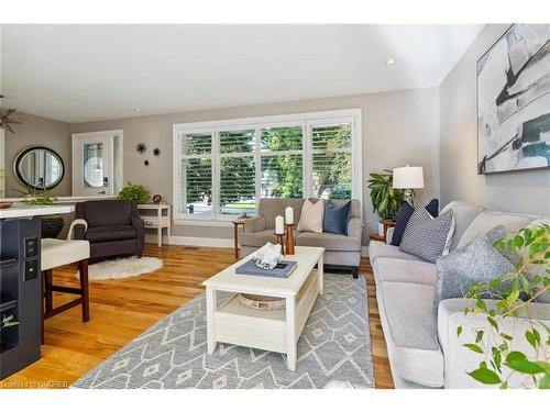 486 Lees Lane, Oakville, ON - Indoor Photo Showing Living Room