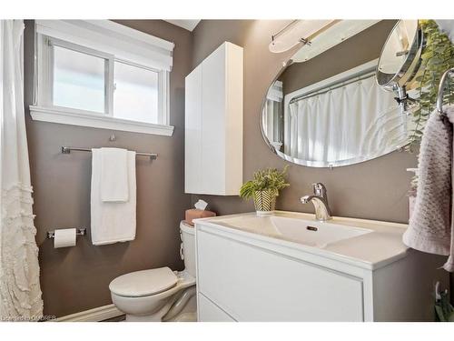 486 Lees Lane, Oakville, ON - Indoor Photo Showing Bathroom