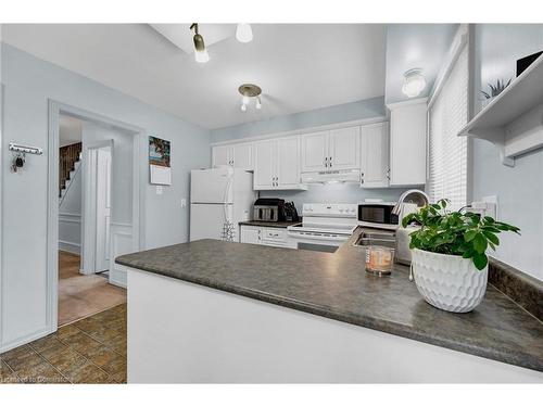 3037 Oslo Crescent, Mississauga, ON - Indoor Photo Showing Kitchen