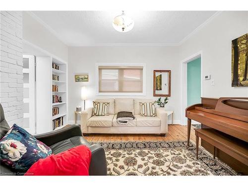 19 Ferrie Street E, Hamilton, ON - Indoor Photo Showing Living Room