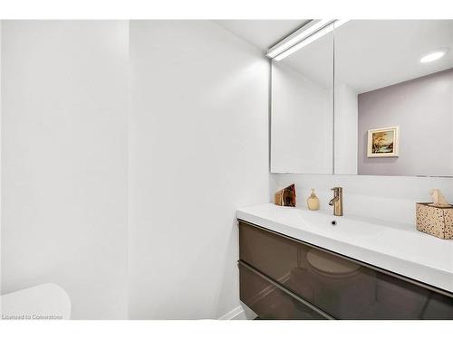 19 Ferrie Street E, Hamilton, ON - Indoor Photo Showing Bathroom