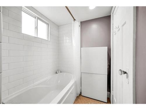 19 Ferrie Street E, Hamilton, ON - Indoor Photo Showing Bathroom