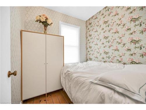 19 Ferrie Street E, Hamilton, ON - Indoor Photo Showing Bedroom