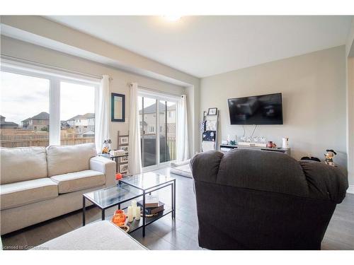 66 Homestead Way, Thorold, ON - Indoor Photo Showing Living Room