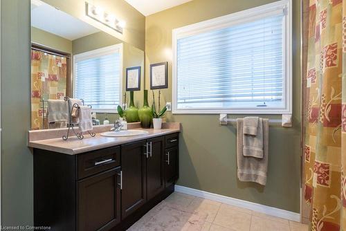 38 Raymond Road, Ancaster, ON - Indoor Photo Showing Bathroom