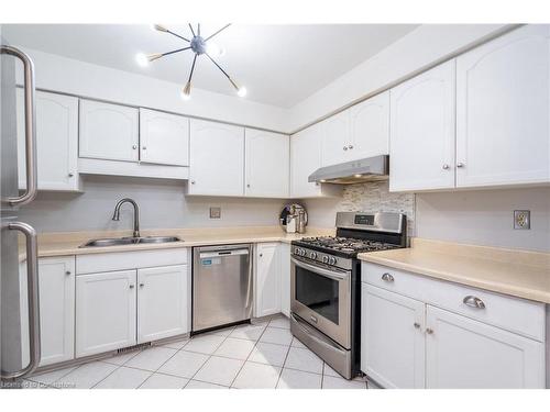 101 Strada Boulevard, St. Catharines, ON - Indoor Photo Showing Kitchen With Double Sink