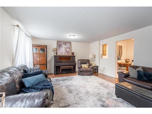 101 Strada Boulevard, St. Catharines, ON - Indoor Photo Showing Living Room