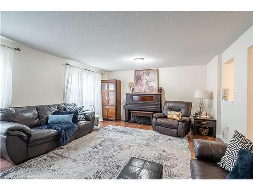 101 Strada Boulevard, St. Catharines, ON - Indoor Photo Showing Living Room